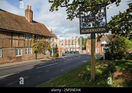 Aldermaston, Regno Unito - 27 ottobre 2021: Centro del pittoresco villaggio di Aldermaston nel Berkshire in un pomeriggio di autunno soleggiato. Foto Stock