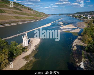 Veduta aerea con il Reno e Maeuseturm durante l'acqua estremamente bassa nell'estate di siccità di 2022, Bingen am Rhein, Renania-Palatinato, Germania Foto Stock