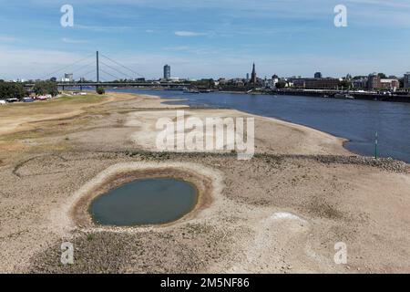 Reno vicino a Duesseldorf, acqua estremamente bassa nel luglio 2022, livello dell'acqua 79 cm, Renania settentrionale-Vestfalia, Germania Foto Stock