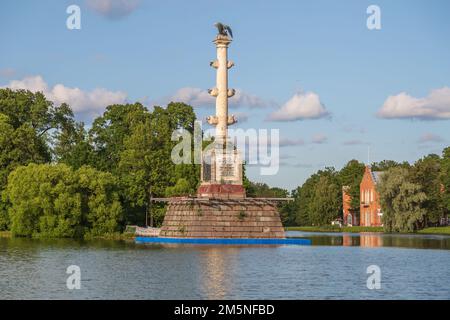 Pushkin, Russia - 12 luglio 2022: Colonna di Chesme sull'isola di Grand Pond nel parco di Catherine a Tsarskoye Selo Foto Stock