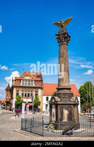 Colonna commemorativa per coloro che sono stati uccisi nella guerra franco-prussiana del 1870 71, Doberlug-Kirchhain, Brandeburgo, Germania Foto Stock