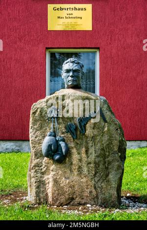 Pietra commemorativa di fronte al luogo di nascita di Max Schmeling, Klein Luckow, distretto di Vorpommern-Greifswald, Meclemburgo-Pomerania occidentale, Germania Foto Stock