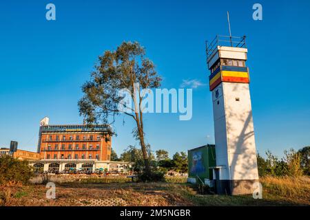 Ex torre di osservazione delle truppe di frontiera della RDT nel porto di Doemitz, Meclemburgo-Pomerania occidentale, Germania Foto Stock