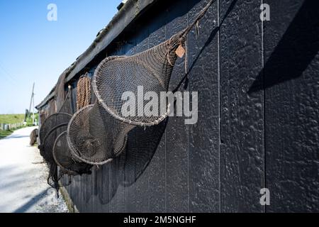 le reti da pesca si appendono sul muro per asciugarsi. Enkhuizen (Paesi Bassi) Foto Stock