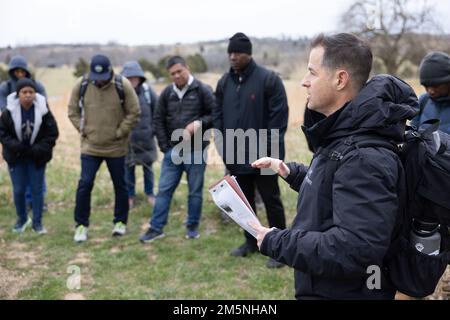 Il col. Brian Kibitlewski, comandante, Battaglione delle truppe speciali, 1st comando di sostegno del teatro, rifuta i 1st ufficiali dello staff primario del TSC e gli ufficiali non commissionati in carica durante un giro dello staff al campo di battaglia di Perryville e sito storico a Perryville, Kentucky, 29 marzo 2022. La battaglia di Perryville fu l'ultima battaglia della guerra civile combattuta in Kentucky. Le lezioni apprese durante questa battaglia hanno applicazioni per le operazioni correnti. Foto Stock