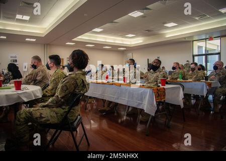 Gli airmen assegnati alla 6th Air Refueling Wing ascoltano i discorsi durante un pranzo commemorativo del mese della storia nera alla base dell'aeronautica militare di MacDill, Florida, 24 febbraio 2022. Il mese della storia nera è stato osservato ogni febbraio dal 1970 e cerca di sensibilizzare sulla lotta degli afroamericani per l'uguaglianza. Foto Stock