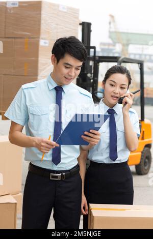 Logistica personale di gestione magazzino in comunicazione Foto Stock