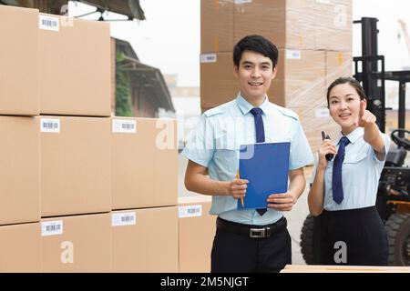 Logistica personale di gestione magazzino in comunicazione Foto Stock