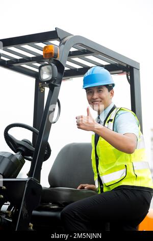 Magazzino logistica carrello elevatore a forche shu azionamento a pollice Foto Stock