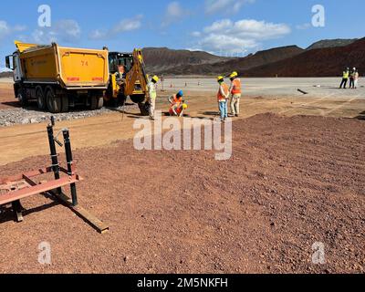 Sono in corso lavori per ripristinare le piene capacità operative della pista di Ascension Island. L'impegno dell'Air Force Civil Engineer Center di aggiornare l'infrastruttura del campo aereo sul territorio britannico d'oltremare è un requisito fondamentale per i governi degli Stati Uniti e del Regno Unito. (STATI UNITI Foto Air Force) Foto Stock