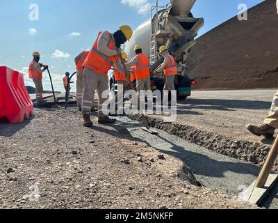 Un team di appaltatori continua a sostituire a fondo una pista di 10.000 metri all'Ascension Auxiliary Airfield. Più di 200 appaltatori dell'Ascension Island stanno lavorando sulla pavimentazione dell'asfalto sulla prima metà della pista prima di passare alla seconda metà della pista verso la fine della primavera. Il progetto guidato dal Centro tecnico civile dell'aeronautica militare dovrebbe essere completato nella primavera del 2023. (STATI UNITI Foto Air Force) Foto Stock