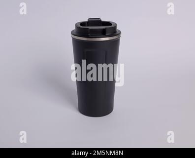 immagine ravvicinata della tazza da viaggio in metallo nero. Sfondo bianco isolato. tazza da viaggio mockup. Foto Stock