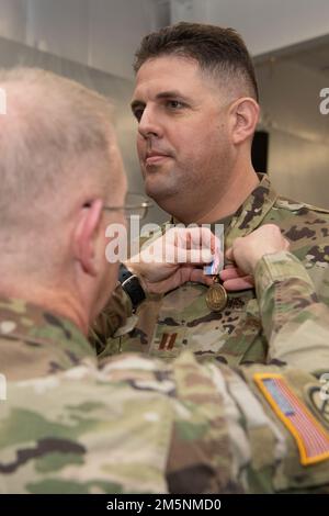 Il generale Generale Timothy P. Williams, l'Adjutante Generale della Virginia, presenta ad Airmen la Medaglia al Servizio Nazionale del Governatore della Virginia alla fine della cerimonia di mobilitazione, il 25 febbraio 2022, a Hampton, Virginia. Gli Airmen e altri membri hanno sostenuto il 856th Cyber Protection Team del Cyber Command negli Stati Uniti durante una recente mobilitazione federale e hanno rappresentato lo Squadrone operativo Cyberspace del 185th, nonché l'Aeronautica militare attiva, la Guardia Nazionale aerea del Maryland e lo Squadrone Intelligence del 36th della base congiunta Langley-Eustis. Foto Stock