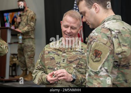 Il generale Timothy P. Williams, l'Adjutant Generale della Virginia, presenta la sua moneta unica alla fine della cerimonia di mobilitazione il 25 febbraio 2022, a Hampton, Virginia. Questi membri hanno sostenuto il 856th Cyber Protection Team del Cyber Command negli Stati Uniti durante una recente mobilitazione federale con lo Squadrone operativo Cyberspace del 185th e hanno rappresentato le forze aeree attive, la Guardia nazionale aerea del Maryland e lo Squadrone Intelligence del 36th della base congiunta Langley-Eustis. Foto Stock