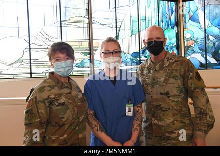 Brig. Prigmore, Oregon Air National Guard Commander, insieme al capo del comando maestro Sgt. Dominic Iningle, capo del comando di stato, fai una pausa per una fotografia con l'esperto della guardia nazionale dell'esercito Stacia Coleman, mentre visitarono Legacy Emanuel Hospital, Portland, Ore., il 25 febbraio 2022. I due dirigenti senior si sono incontrati con il personale medico e amministrativo dell'ospedale, oltre a riconoscere i membri della Guardia dell'Oregon con la sua moneta di sfida per un lavoro eccezionale durante questa missione domestica COVID-19. (Foto della Guardia Nazionale del Maestro Sgt. Aaron Perkins, OMD Public Affairs) Foto Stock