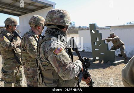 STATI UNITI Soldati dell'esercito della squadra di combattimento della Brigata di Fanteria 79th, provano le mosse per la qualificazione delle armi su Camp Roberts, California, 25 febbraio 2022. La qualificazione include il tiro di un'arma da diverse posizioni, tra cui prono, in ginocchio e in piedi. Foto Stock