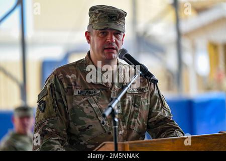 STATI UNITI Brian Medcalf, capo di stato maggiore uscente della Combined Joint Task Force – Corno d'Africa, fornisce le sue osservazioni durante una cerimonia di trasferimento dell'autorità a Camp Lemonnier, Gibuti, 26 febbraio 2022. I soldati della Brigata di miglioramento della manovra (MEB) della Guardia Nazionale del Nebraska del 67th hanno trasferito l’autorità della missione CJTF-HOA al MEB della Guardia Nazionale dell’esercito dell’Illinois del 404th. Foto Stock