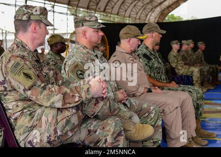 La dirigenza della Joint Task Force - Corno d'Africa (CJTF-HOA), insieme alla dirigenza di Camp Lemonnier, partecipa alla cerimonia di trasferimento dell'autorità a Camp Lemonnier, Gibuti, 26 febbraio 2022. I soldati della Brigata di miglioramento della manovra (MEB) della Guardia Nazionale del Nebraska del 67th hanno trasferito l’autorità della missione CJTF-HOA al MEB della Guardia Nazionale dell’esercito dell’Illinois del 404th. Foto Stock