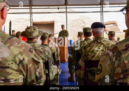 STATI UNITI William L. Zana, comandante generale della Combined Joint Task Force - Corno d'Africa (CJTF-HOA), ringrazia i suoi uscenti e accoglie le sue squadre entranti durante una cerimonia di trasferimento dell'autorità a Camp Lemonnier, Gibuti, 26 febbraio 2022. I soldati della Brigata di miglioramento delle manovre (MEB) della Guardia Nazionale del Nebraska del 67th hanno trasferito la missione CJTF-HOA alla MEB della Guardia Nazionale dell’esercito dell’Illinois del 404th. Foto Stock