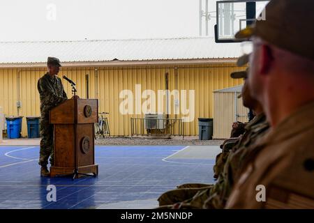 STATI UNITI Il generale dell'esercito William L. Zana, comandante della Combined Joint Task Force - Corno d'Africa (CJTF-HOA), fornisce osservazioni durante una cerimonia di trasferimento dell'autorità a Camp Lemonnier, Gibuti, 26 febbraio 2022. I soldati della Brigata di miglioramento della manovra (MEB) della Guardia Nazionale del Nebraska del 67th hanno trasferito l’autorità della missione CJTF-HOA al MEB della Guardia Nazionale dell’esercito dell’Illinois del 404th. Foto Stock