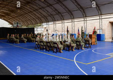 STATI UNITI Il generale dell'esercito William L. Zana, comandante della Combined Joint Task Force - Corno d'Africa (CJTF-HOA), fornisce osservazioni durante una cerimonia di trasferimento dell'autorità a Camp Lemonnier, Gibuti, 26 febbraio 2022. I soldati della Brigata di miglioramento della manovra (MEB) della Guardia Nazionale del Nebraska del 67th hanno trasferito l’autorità della missione CJTF-HOA al MEB della Guardia Nazionale dell’esercito dell’Illinois del 404th. Foto Stock