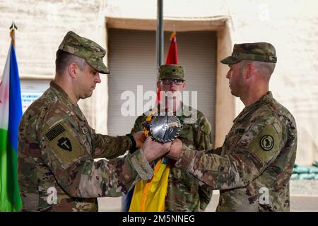 STATI UNITI Brian Medcalf, capo di stato maggiore uscente della Joint Task Force, Corno d'Africa e Stati Uniti Jeremy Ten Kley, capo senior arruolato della Brigata di miglioramento di manovra del 67th, autorità di rinuncia della missione CJTF-HOA durante una cerimonia di trasferimento di autorità a Camp Lemonnier, Gibuti, 26 febbraio 2022. I soldati della Brigata di miglioramento della manovra (MEB) della Guardia Nazionale del Nebraska del 67th hanno trasferito l’autorità della missione CJTF-HOA al MEB della Guardia Nazionale dell’esercito dell’Illinois del 404th. Foto Stock