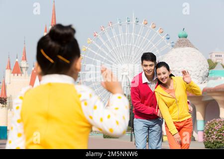 Sono felice di giocare nel parco divertimenti Foto Stock