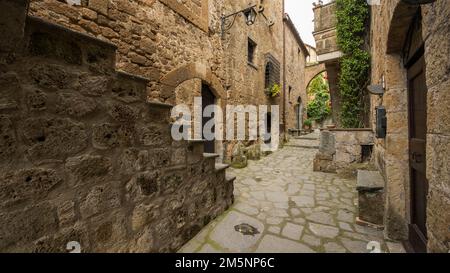 Antichi edifici in tufo nel borgo collinare di Civita di Bagnoregio, Lazio, Italia Foto Stock