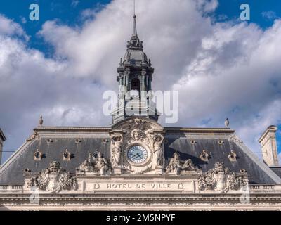L'orologio sul tetto e il tetto del municipio, Hotel de Ville, Tours, Departement Inde-et-Loire, Region Centre, Francia Foto Stock