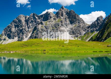 Eissee, Oytal, dietro Grosser Wilder, 2379m, Hochvogel e Rosszahn Group, Allgaeu Alps, Allgaeu, Baviera, Germania Foto Stock