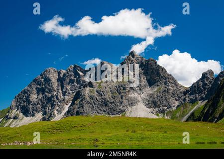 Eissee, Oytal, dietro Grosser Wilder, 2379m, Hochvogel e Rosszahn Group, Allgaeu Alps, Allgaeu, Baviera, Germania Foto Stock