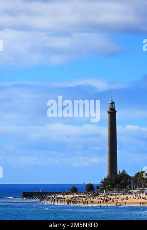 Il faro El Faro di Maspalomas in sole luminoso. Gran Canaria, Las Palmas, Isole Canarie, Spagna Foto Stock