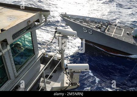 Amy Bauernschmidt, comandante della portaerei di classe Nimitz USS Abraham Lincoln (CVN 72), osserva un rifornimento in mare (FAS) con l'incrociatore missilistico guidato di classe Ticonderoga USS Mobile Bay (CG 26 2022 53). Abraham Lincoln Strike Group è in fase di implementazione pianificata nell'area delle operazioni della flotta 7th degli Stati Uniti per migliorare l'interoperabilità attraverso alleanze e partnership e al tempo stesso fungere da forza di risposta pronta a sostegno di una regione indomPacifico libera e aperta. Foto Stock