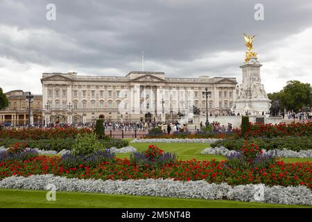 Queen Victoria Memorial di fronte a Buckingham Palace, London, England, Regno Unito Foto Stock