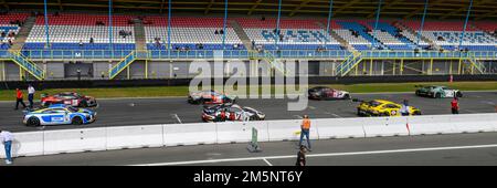 Foto panoramica di parte della griglia di partenza con griglia di vetture da corsa vetture sportive della classe GT4 della serie GTS Racing, lasciata Audi R8 LMS GT4 Foto Stock