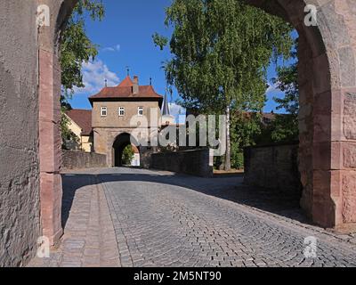 Mainbernheimer Tor, menzionato per la prima volta nel 1422, doppia porta fortificata con la casa del guardiano, opere esterne e opere principali, Iphofen, bassa Franconia Foto Stock