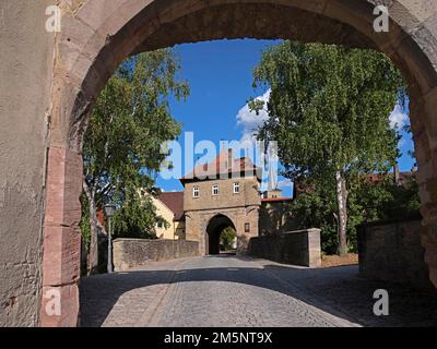 Mainbernheimer Tor, menzionato per la prima volta nel 1422, doppia porta fortificata con la casa del guardiano, opere esterne e opere principali, Iphofen, bassa Franconia Foto Stock