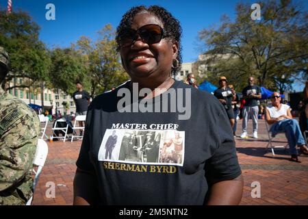 JACKSONVILLE, Florida (26 febbraio 2022) Cynthia Conners, figlia del Mate Sherman Byrd del Capo Boatswain, attende la presentazione di una risoluzione intitolata in onore di suo padre durante il Jacksonville Jazz Festival al James Weldon Johnson Park, 26 febbraio 2022. Master Chief Byrd è stato il primo tecnico dell'EOD (Black Explosive Orgnance Disposal) nelle forze armate. Foto Stock