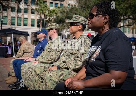 JACKSONVILLE, Florida (26 febbraio 2022) Cynthia Conners, la figlia del Mate Sherman Byrd del Capo Boatswain, siede con i tecnici esplosivi dello smaltimento delle ordinanze (EOD) nelle forze armate prima della presentazione di una risoluzione intitolata in onore del Capo Byrd durante il Jacksonville Jazz Festival al James Weldon Johnson Park, 26 febbraio 2022. Master Chief Byrd è stato il primo tecnico dell'EOD (Black Explosive Orgnance Disposal) nelle forze armate. Foto Stock