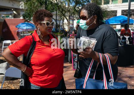 JACKSONVILLE, Florida (26 febbraio 2022) Cynthia Conners, a destra, figlia del Mate Sherman Byrd del Capo Boatswain, saluta la consigliera Ju'Coby Pittman prima della presentazione di una risoluzione intitolata in onore del Capo Byrd durante il Jacksonville Jazz Festival al James Weldon Johnson Park, 26 febbraio 2022. Master Chief Byrd è stato il primo tecnico dell'EOD (Black Explosive Orgnance Disposal) nelle forze armate. Foto Stock