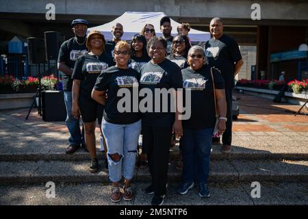 JACKSONVILLE, Florida (26 febbraio 2022) Cynthia Conners, figlia del Mate Sherman Byrd del Capo Boatswain, si presenta per una foto con la sua famiglia a seguito della presentazione di una risoluzione intitolata in onore del Capo Byrd durante il Jacksonville Jazz Festival al James Weldon Johnson Park, 26 febbraio 2022. Master Chief Byrd è stato il primo tecnico dell'EOD (Black Explosive Orgnance Disposal) nelle forze armate. Foto Stock