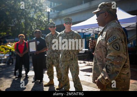 JACKSONVILLE, Florida (26 febbraio 2022) ha ritirato gli Stati Uniti Frank Davis, un ex tecnico EOD (Explosive Ordnance Disposal), esprime il suo ringraziamento a Cynthia Conners, figlia del Mate Sherman Byrd del Maestro Boatswain, durante la presentazione di una risoluzione intitolata in onore del Maestro Chief Byrd durante il Jacksonville Jazz Festival al James Weldon Johnson Park, 26 febbraio 2022. Master Chief Byrd è stato il primo tecnico dell'EOD (Black Explosive Orgnance Disposal) nelle forze armate. Foto Stock
