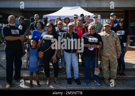JACKSONVILLE, Florida (26 febbraio 2022) Cynthia Conners, figlia del Mate Sherman Byrd del Capo Boatswain, si presenta per una foto con la sua famiglia a seguito della presentazione di una risoluzione intitolata in onore del Capo Byrd durante il Jacksonville Jazz Festival al James Weldon Johnson Park, 26 febbraio 2022. Master Chief Byrd è stato il primo tecnico dell'EOD (Black Explosive Orgnance Disposal) nelle forze armate. Foto Stock