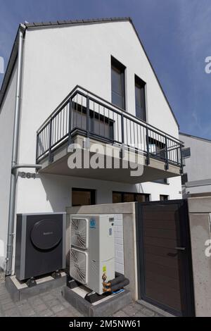 Unità esterne di una pompa di calore aria-acqua di fronte a una casa bifamiliare di recente costruzione, riscaldamento e aria condizionata, Duesseldorf, Nord Foto Stock