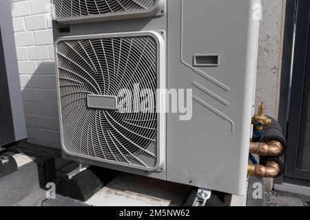 Unità esterne di una pompa di calore di fronte a una casa bifamiliare di recente costruzione, riscaldamento e aria condizionata, Duesseldorf, Nord Reno-Westfalia, Germania Foto Stock