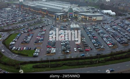 Il parcheggio del Tesco extra Serpentine Green Shopping Centre è pieno di veicoli, come la gente fa il loro shopping, con solo un giorno di shopping rimasto prima di Natale. Foto Stock