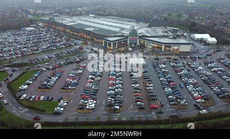 Il parcheggio del Tesco extra Serpentine Green Shopping Centre è pieno di veicoli, come la gente fa il loro shopping, con solo un giorno di shopping rimasto prima di Natale. Foto Stock