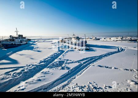 Immersione in barca nella neve, Irkutsk, Siberia, Russia Foto Stock
