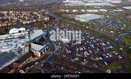 I parcheggi del Serpentine Green Shopping Centre sono pieni di veicoli in quella che è di solito una delle giornate di shopping più trafficate dell'anno, l'ultimo Sabato pieno di shopping, prima di Natale. Uno sciopero da parte dei lavoratori RMT avrebbe anche potuto aumentare il numero di persone che si recano nei centri commerciali nei loro veicoli. Foto Stock