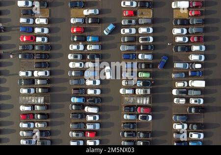 I parcheggi del Serpentine Green Shopping Centre sono pieni di veicoli in quella che è di solito una delle giornate di shopping più trafficate dell'anno, l'ultimo Sabato pieno di shopping, prima di Natale. Uno sciopero da parte dei lavoratori RMT avrebbe anche potuto aumentare il numero di persone che si recano nei centri commerciali nei loro veicoli. Foto Stock